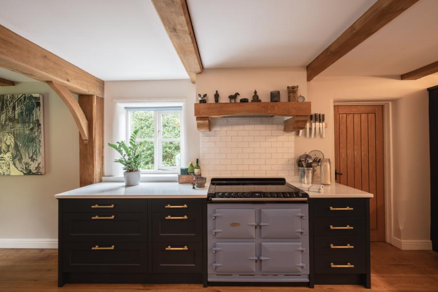 A bespoke Traditional Kitchen by KitchenMakers