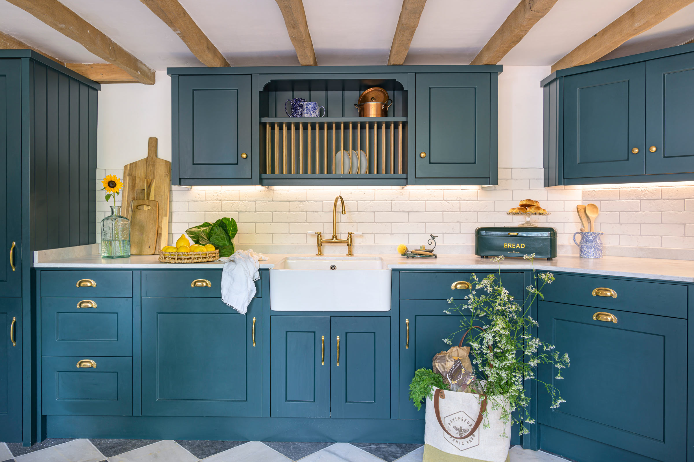 Traditional Kitchen by KitchenMakers Sway