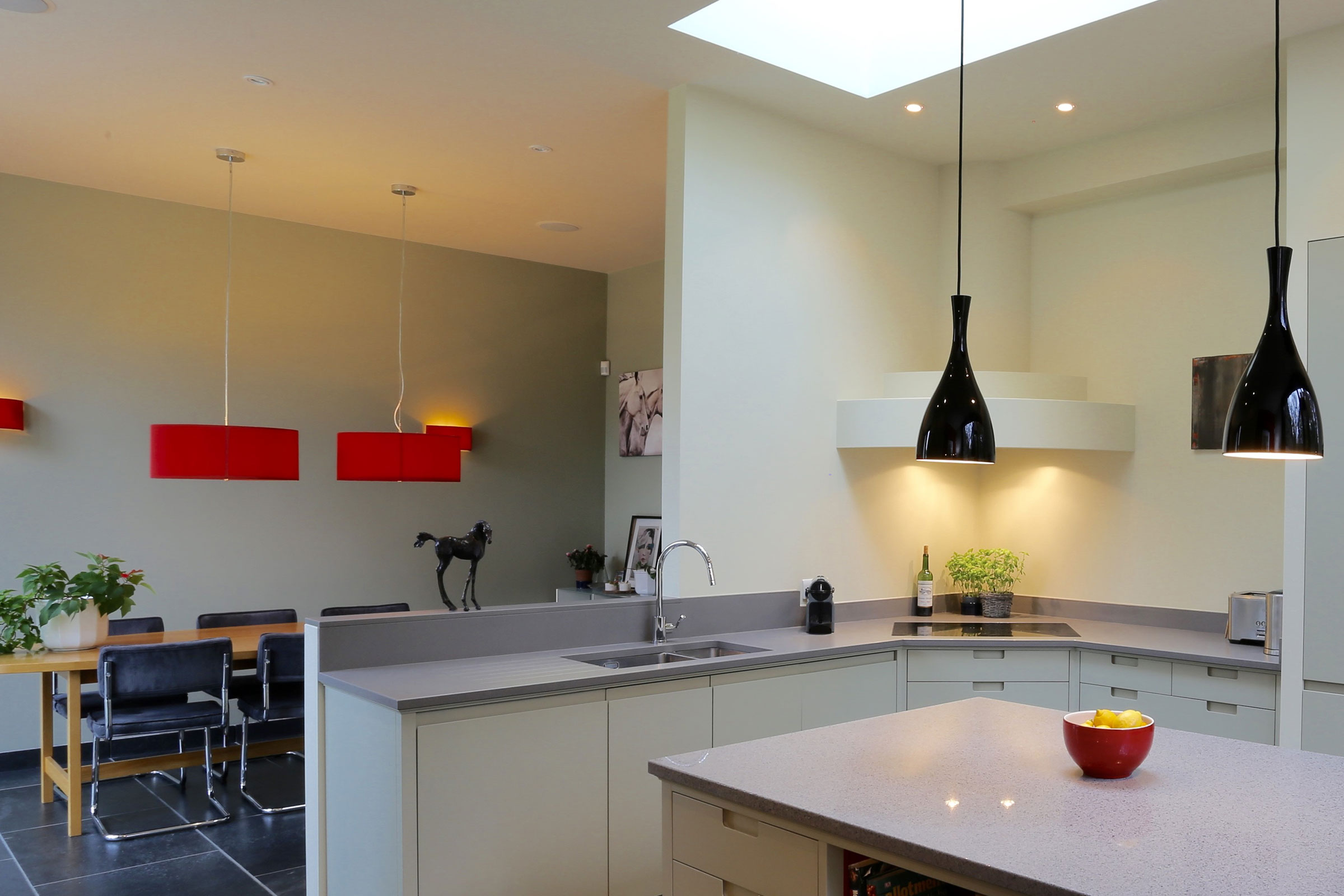 Contemporary kitchen design with undermounted sink & flush mounted hob